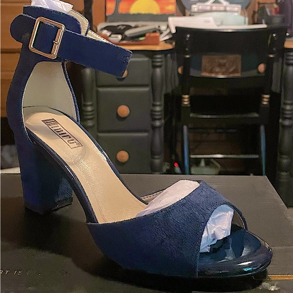 IDIFU Shoes - Women’s Heels- Size 6. Navy Blue